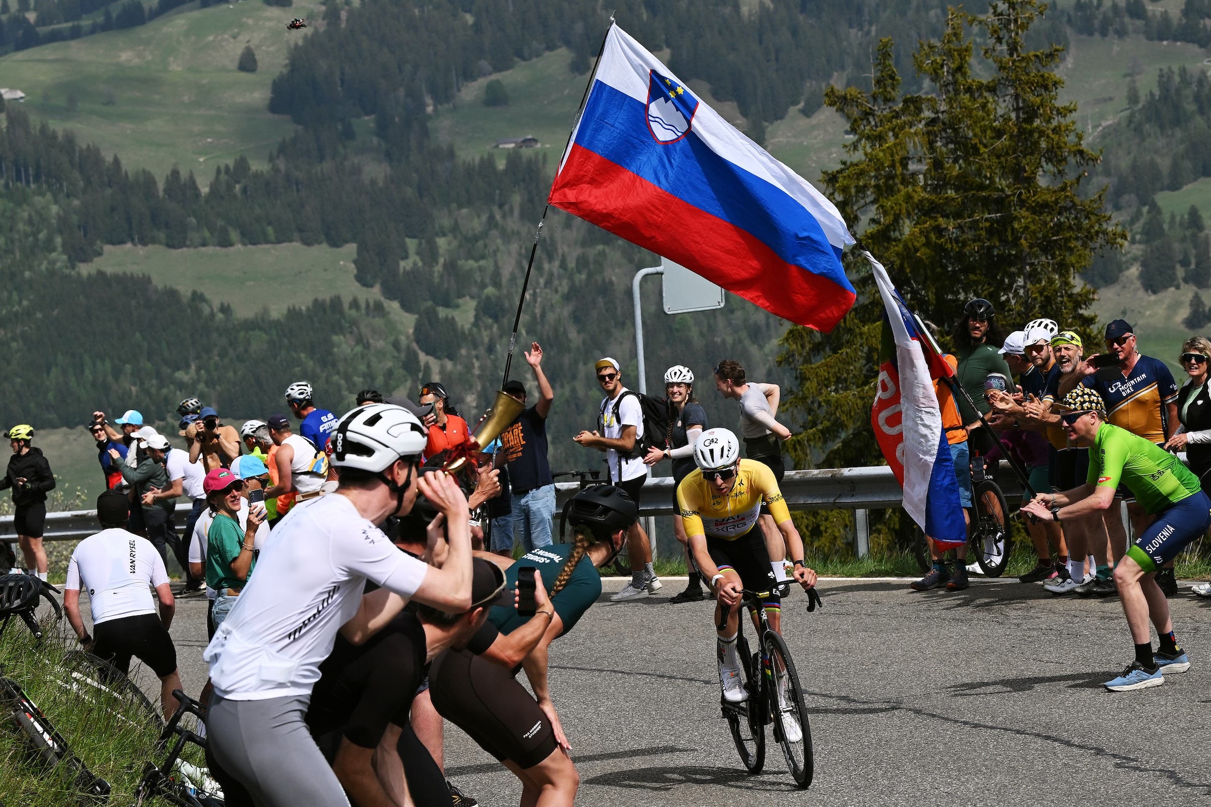 Tadej Pogačar è stato acclamato al Romandie dai tifosi sloveni e di molti altri paesi (Foto: Dario Belingheri/Getty Images)