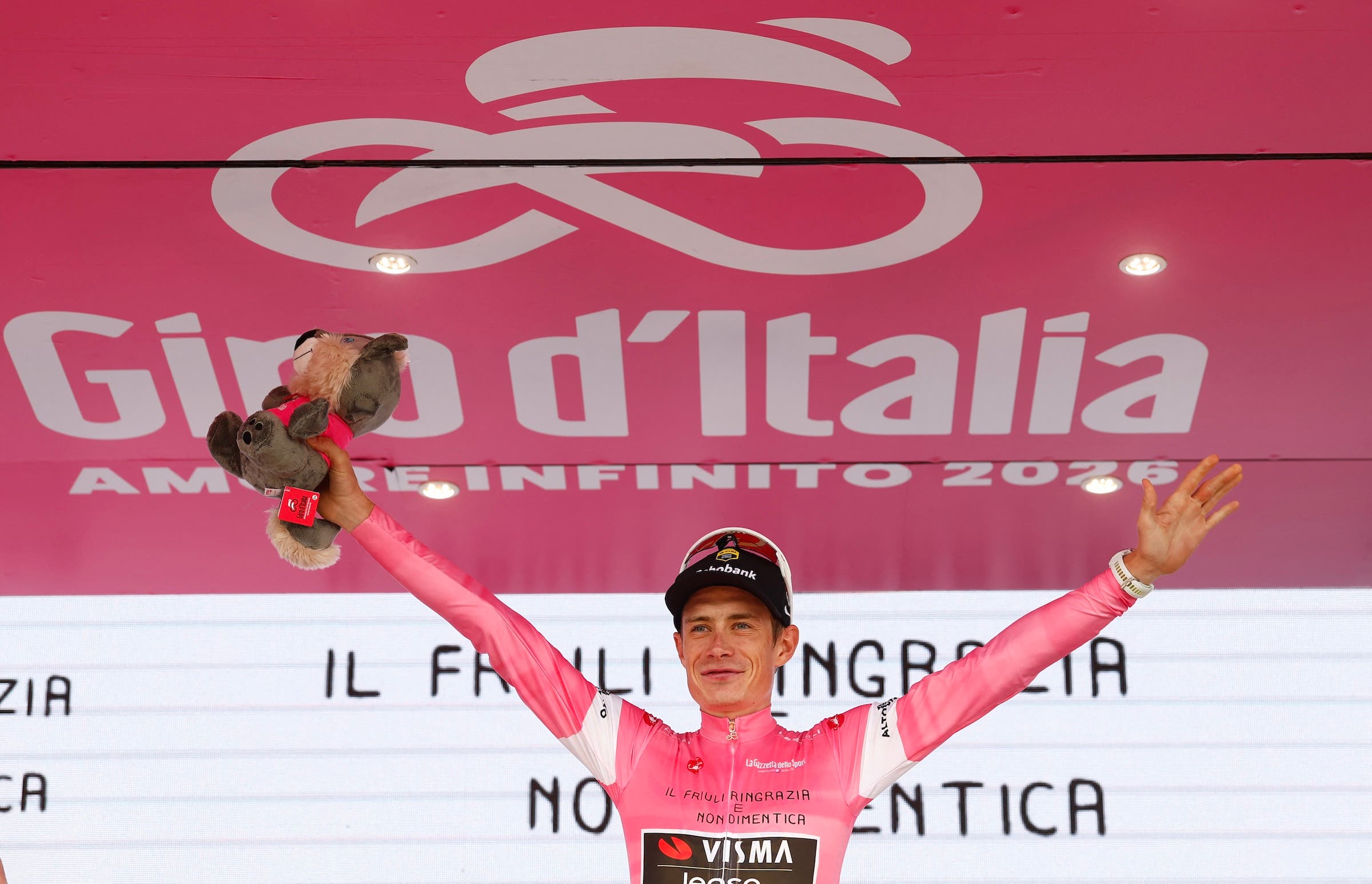 Jonas Vingegaard celebrates on the podium with just one day to go in this Giro d'Italia (Photo: Luca Bettini / AFP)