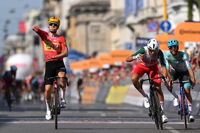 Giro d'Italia Stage 15: Breakaway Denies Sprinters, Vingegaard Cruises in Pink