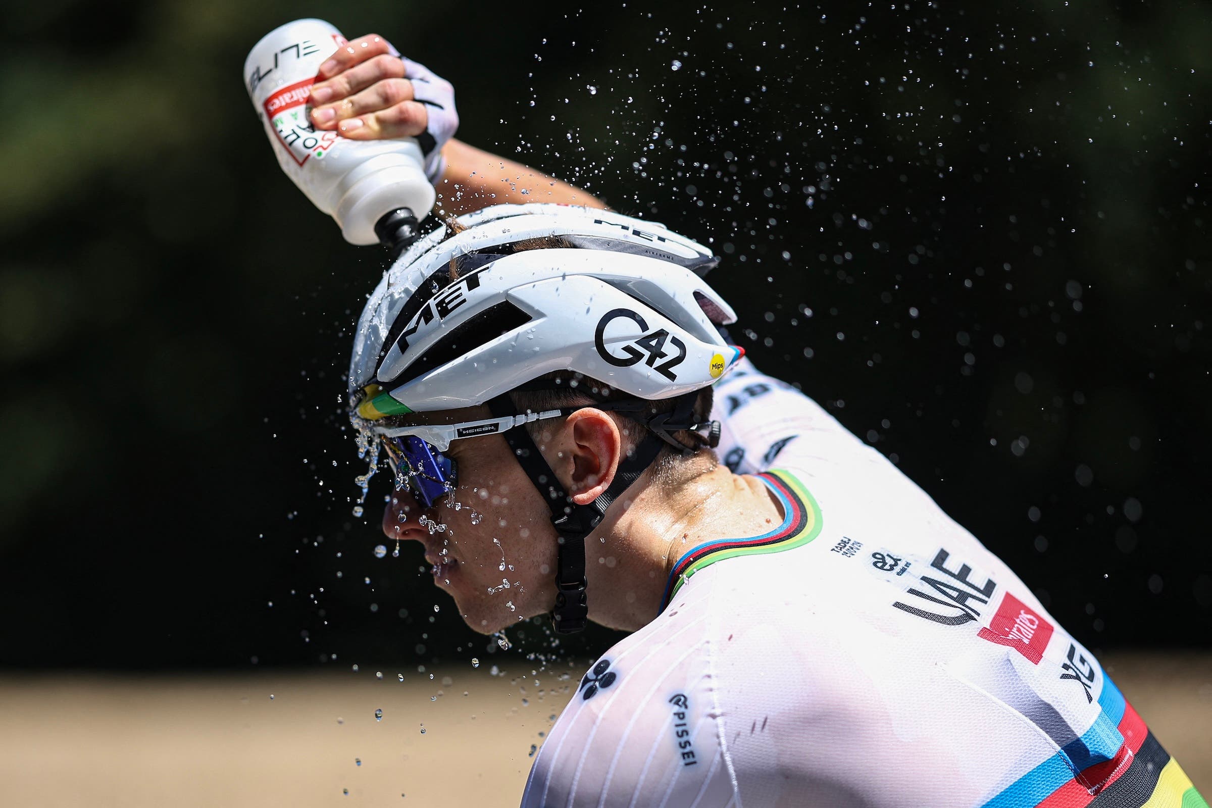 adej Pogacar tries to keep cool during the 2025 Tour de France (Photo: Anne-Christine Poujoulat / AFP)