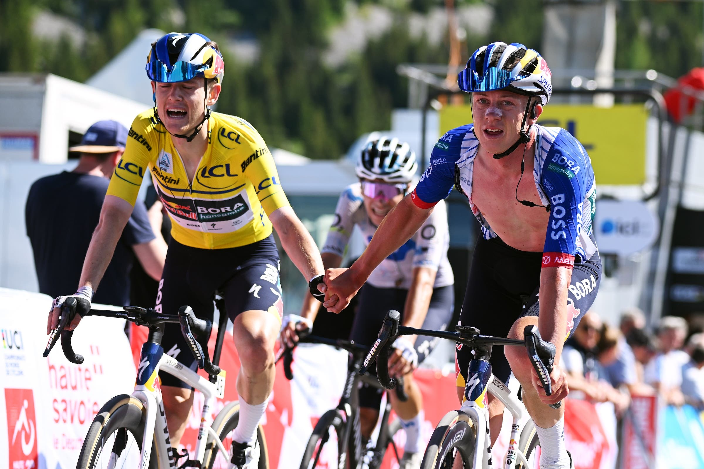 Luke Tuckwell è stato aiutato dal compagno di squadra Maxim Van Gils nella tappa finale di domenica del Tour Auvergne-Rhone-Alpes (Foto: Dario Belingheri/Getty Images)