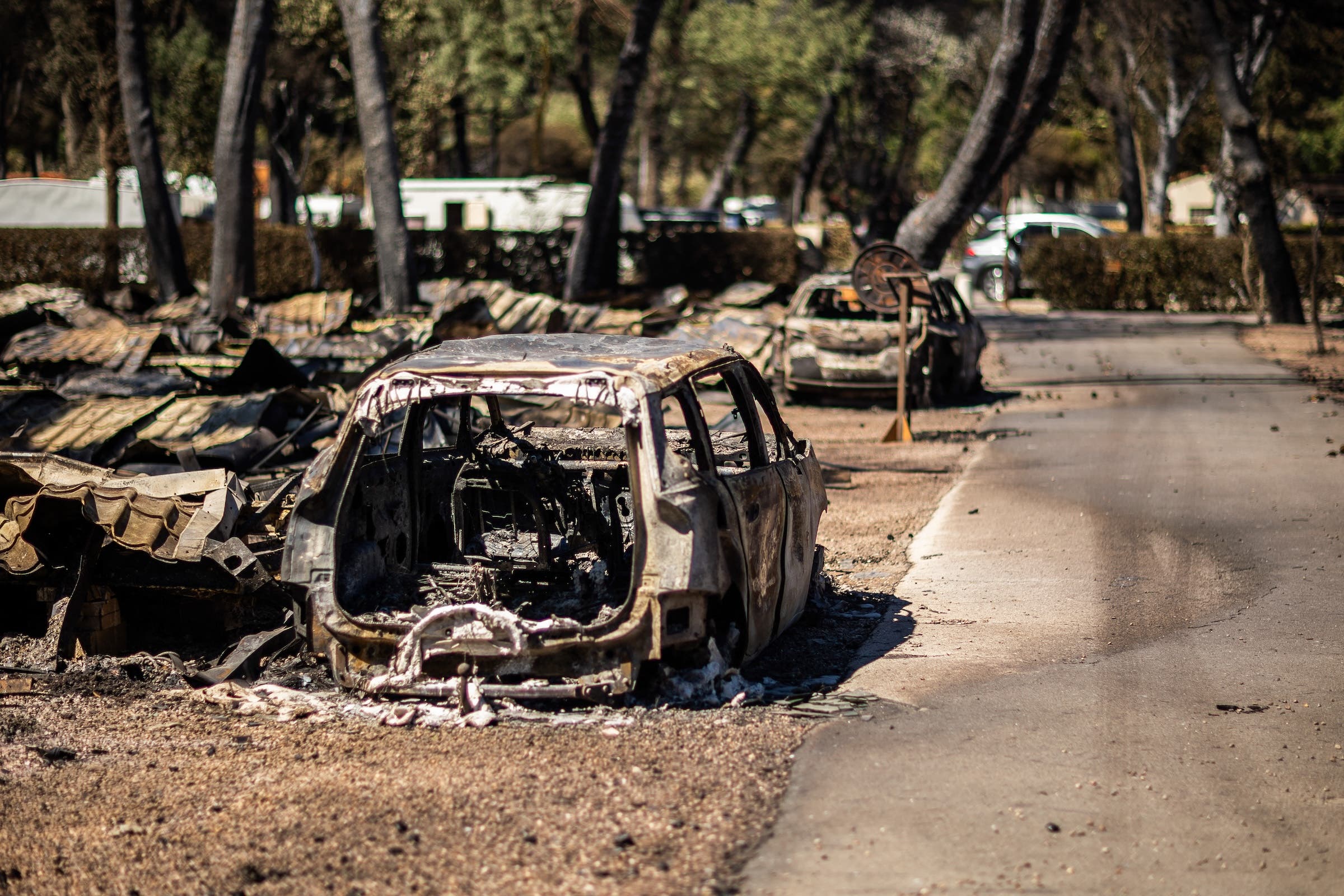 Gli incendi hanno causato devastazione alla natura, danni a proprietà e veicoli e hanno portato all'evacuazione di persone (Foto: Jean-Christophe Milhet / AFP)