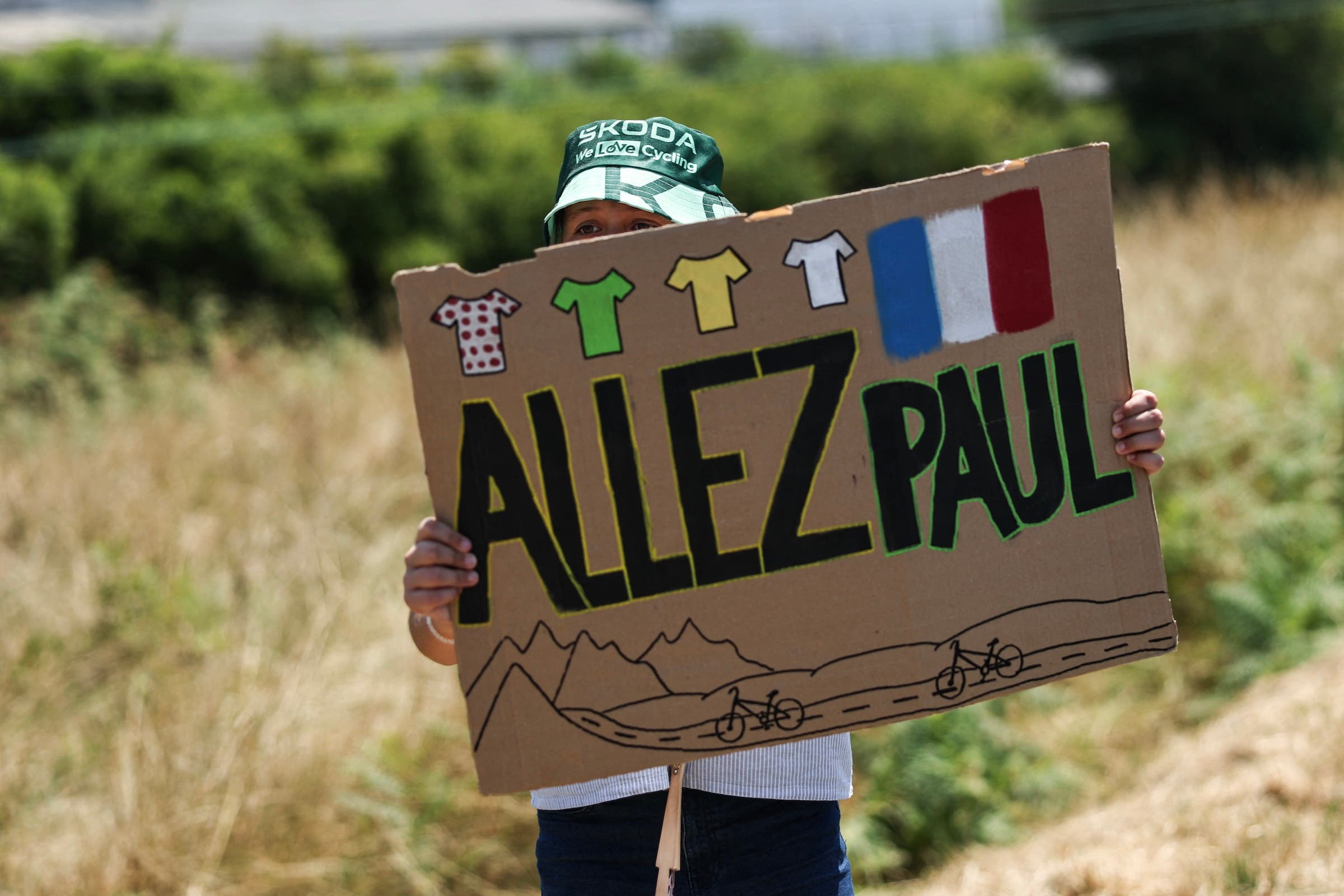 A spectator holds a placard urging Paul Seixas on in what is his first Tour (Photo: Anne-Christine Poujoulat / AFP)