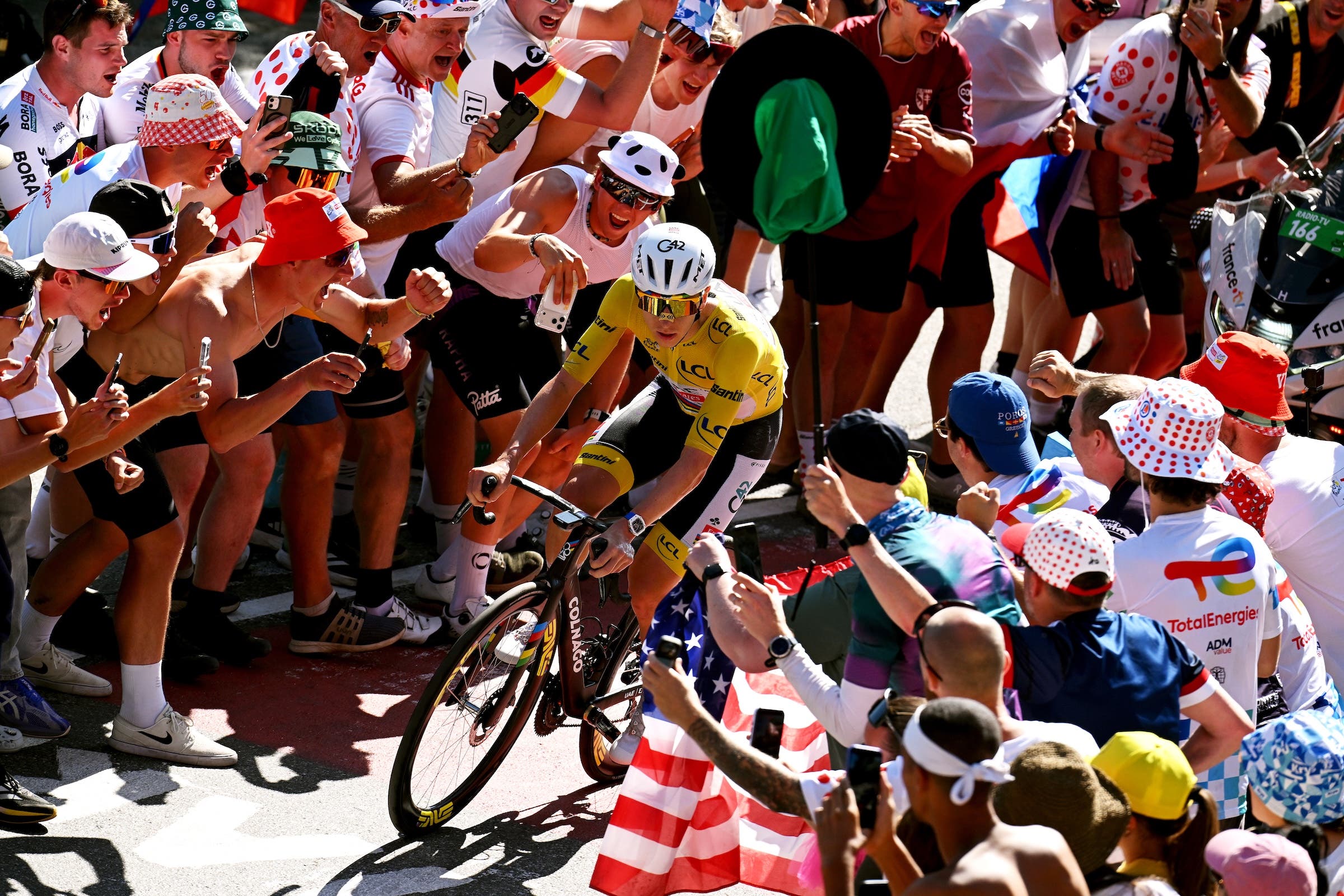 Venerdì la folla numerosa all'Alpe d'Huez ha acclamato Pogačar. Lo rivedranno in forma simile sul palco 20 (Foto: Dario Belingheri/Getty Images)