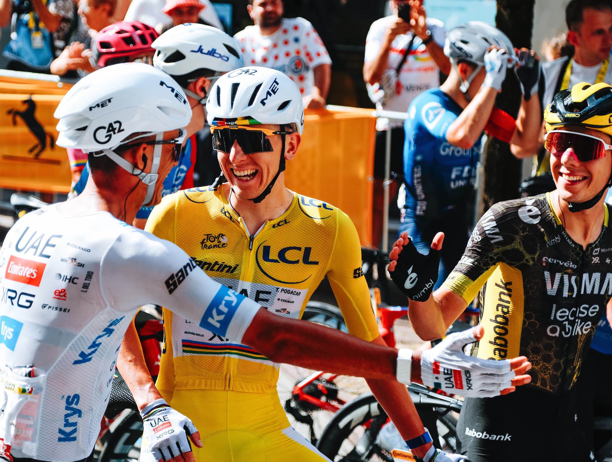 Il miglior giovane corridore Isaac Del Toro (in bianco) e il leader della corsa Tadej Pogačar all'arrivo della tappa 9 del Tour (Foto: Gruber Images)
