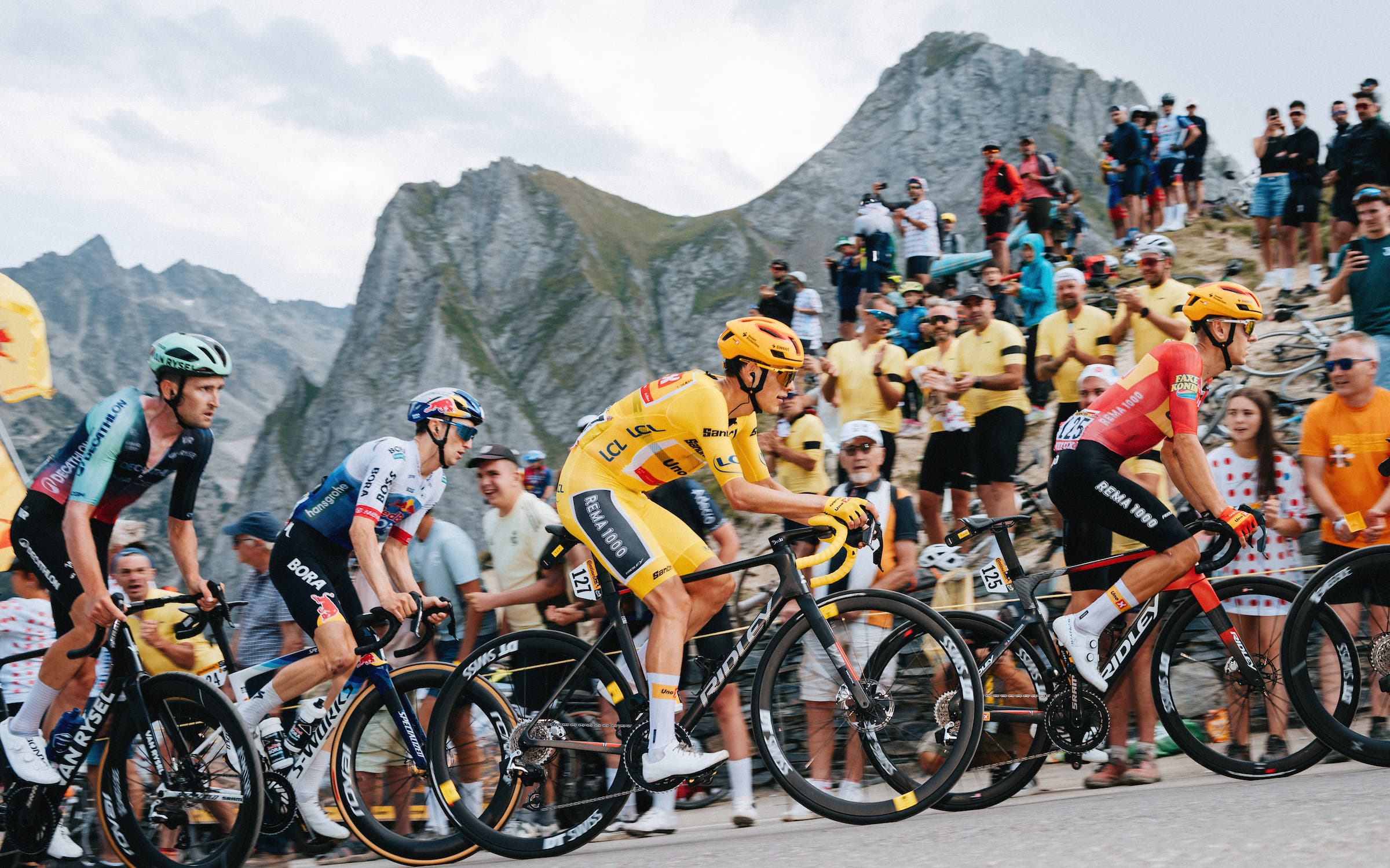 Il leader della corsa Torstein Træen ha continuato a lottare dopo essere caduto nella tappa di giovedì sul Tourmalet (Foto: Gruber Images)