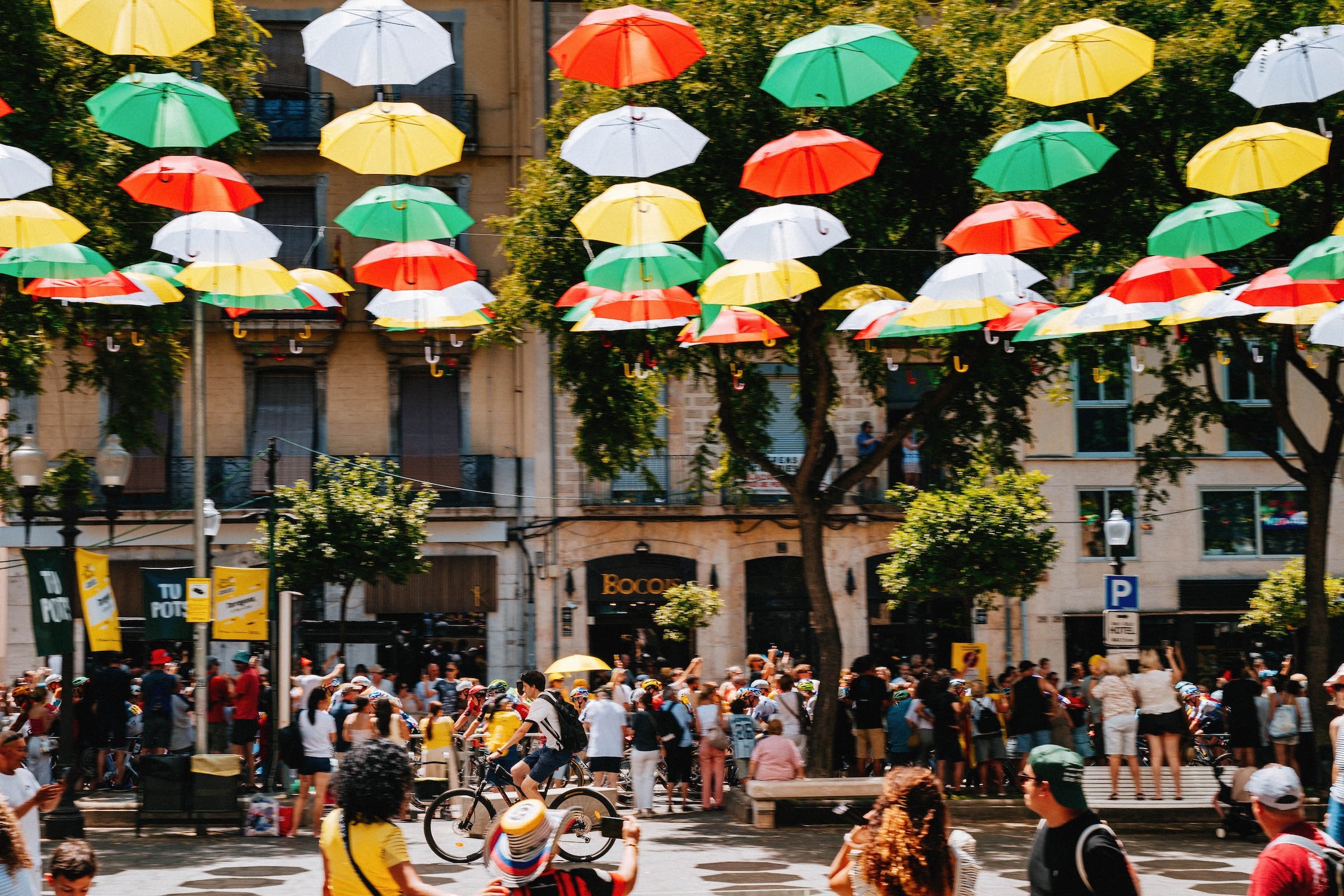 You generate shade any way you can at the Tour de France (Photo: Gruber Images)