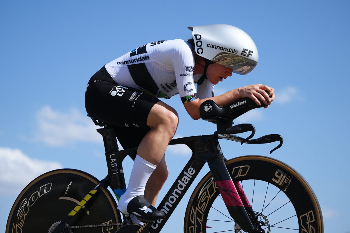 De la pizza pre‑etapa al protocolo de ritmo: Tras bambalinas del contrarreloj de Kristen Faulkner en el Tour de France Femmes