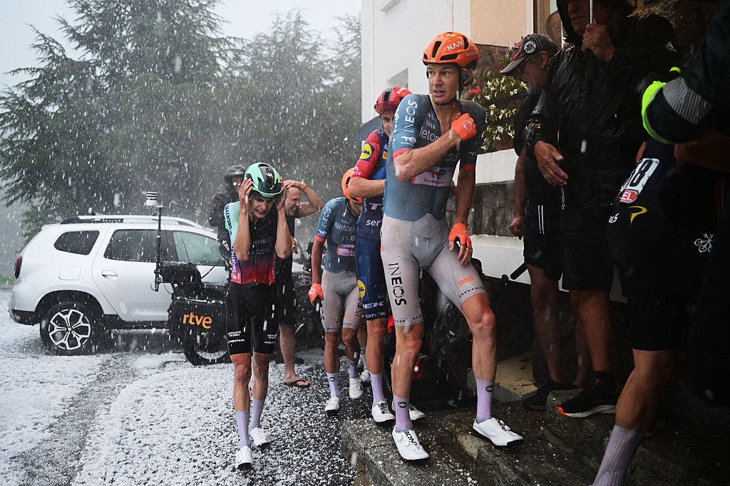 Riders had to scramble for shelter when a huge hailstorm hit stage 3 of the Vuelta a España.