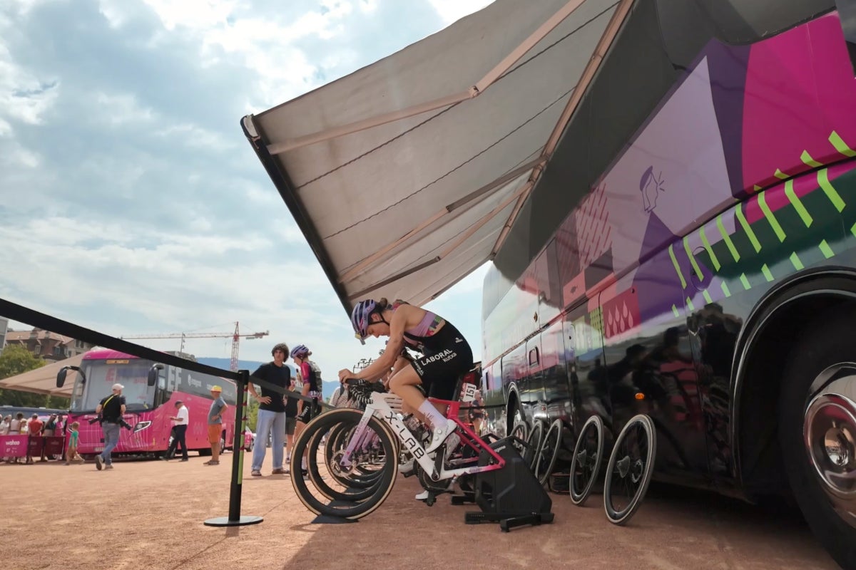 Correr el Tour de France Femmes con solo una cuarta parte del presupuesto
