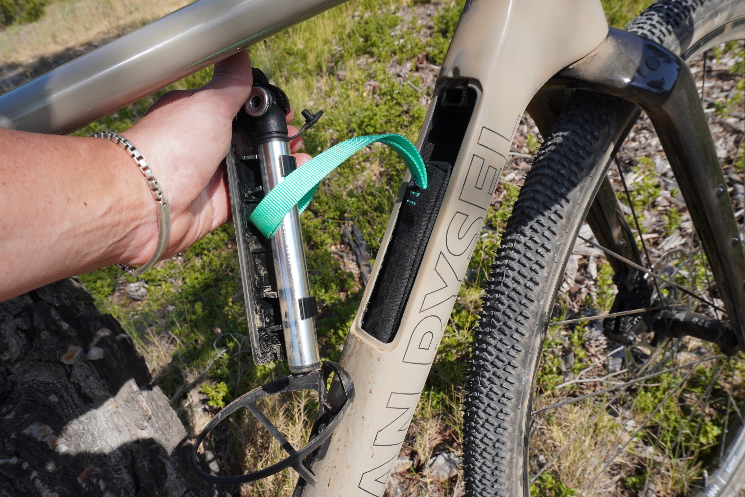 Van Rysel EDR-G downtube storage open pump