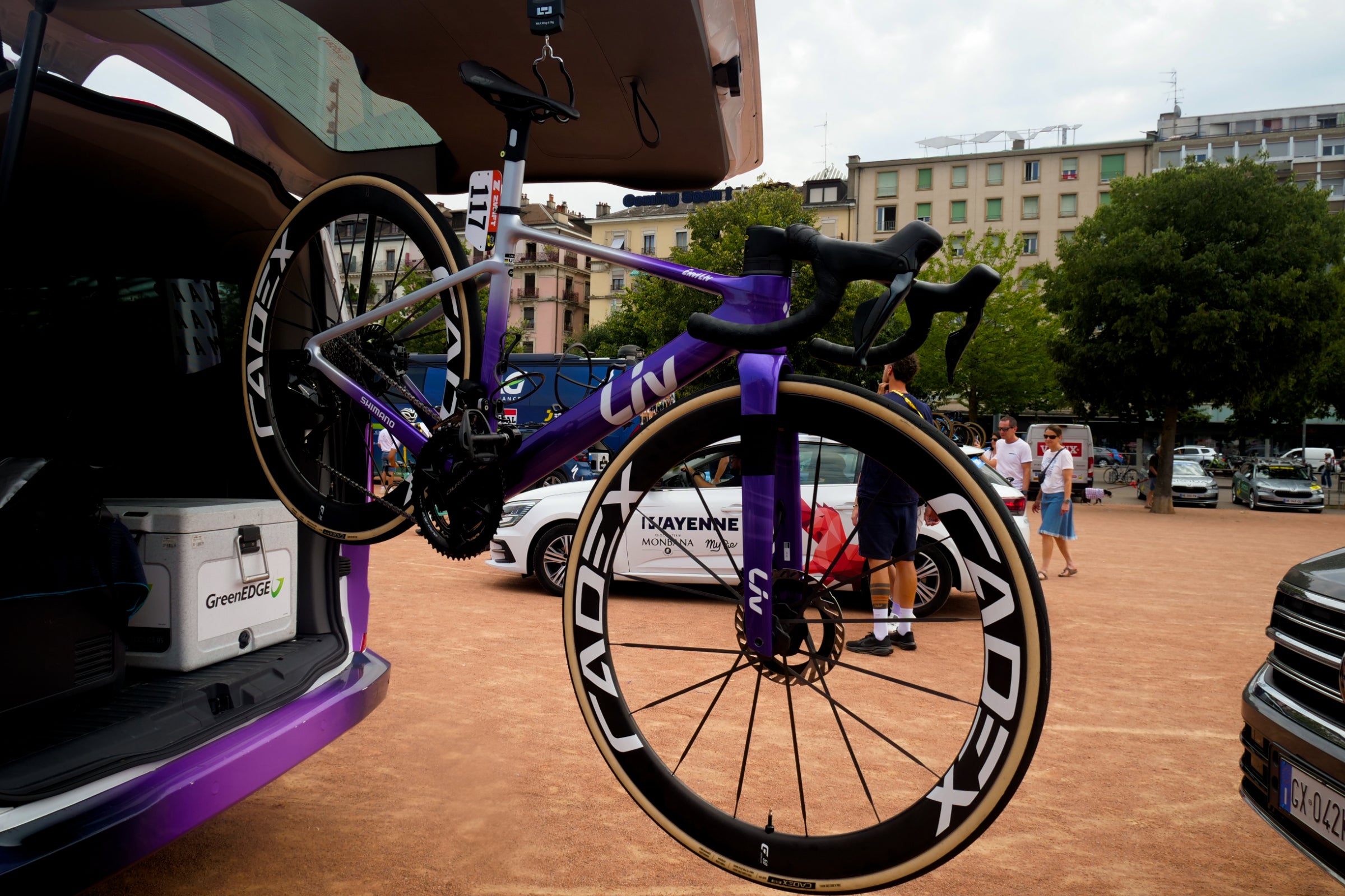 Debate on UCI Minimum Bike Weight Rule for Women's Cycling