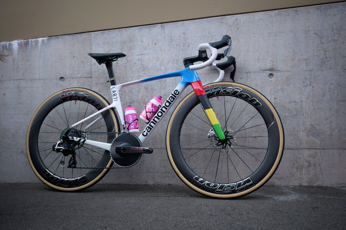Las bicicletas personalizadas del Tour de France Femmes: arcoíris, oro, estrellas y Bob Esponja