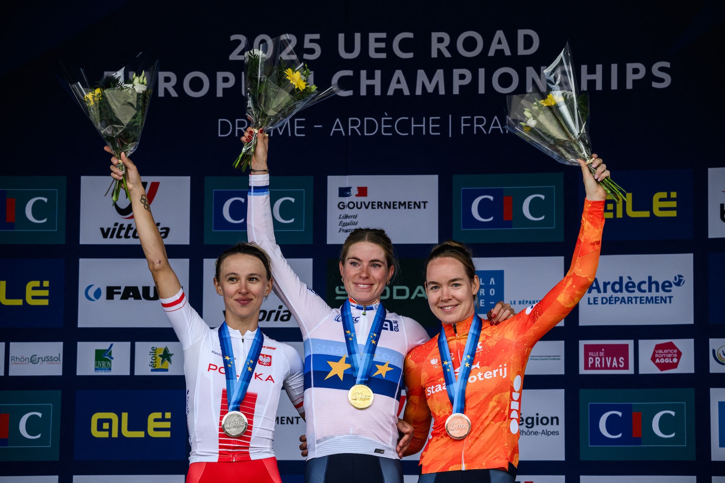 Kasia Niewiadoma (l) and Anna van der Breggen (r) finished second and third to Demi Vollering in the European championships. Van der Breggen misses the worlds after some bouts of illness. (Photo: Jeff Pachoud / AFP)