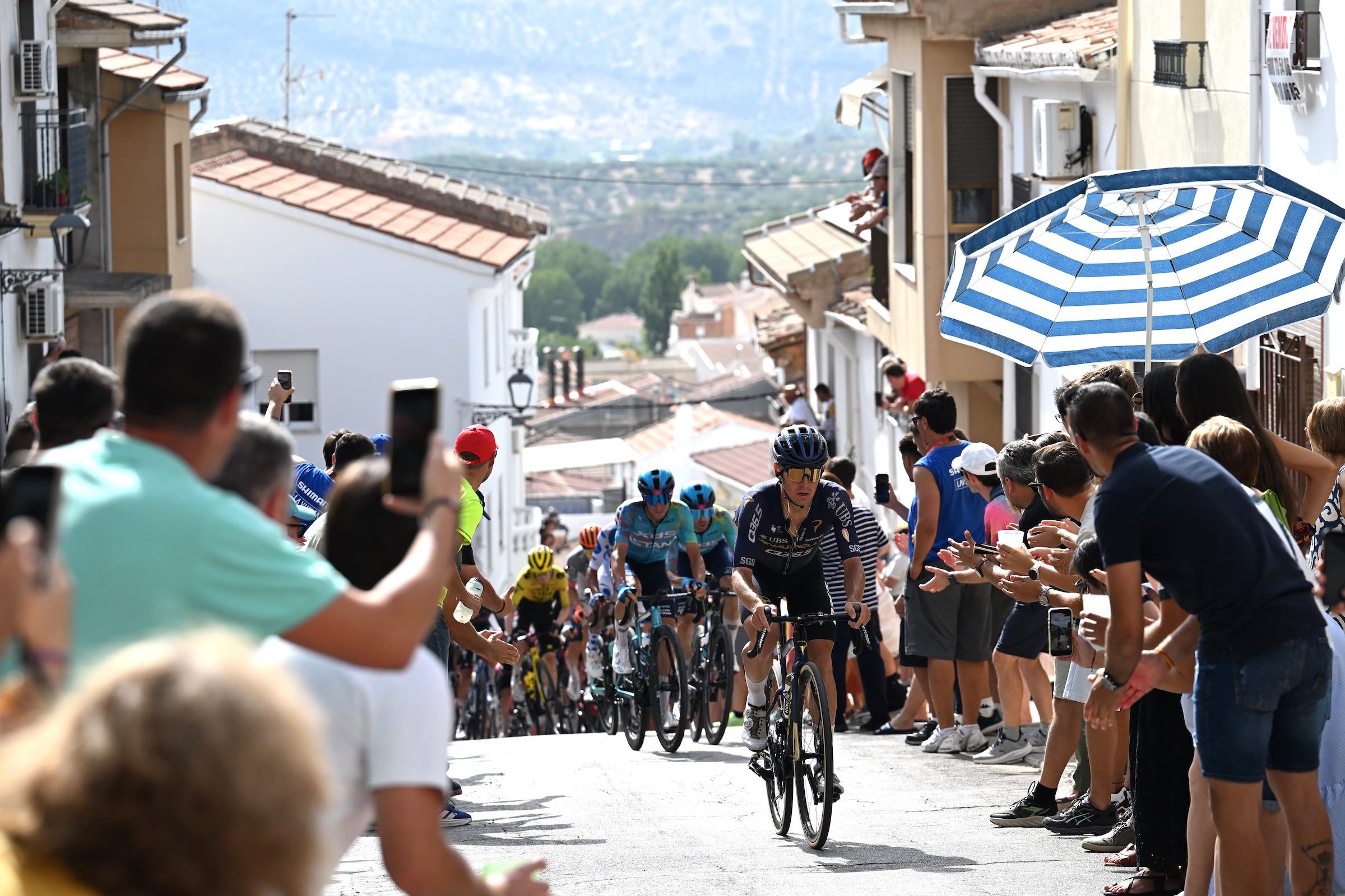 The peloton has been slammed by heat at times during the Vuelta (Photo: Tim de Waele/Getty Images)