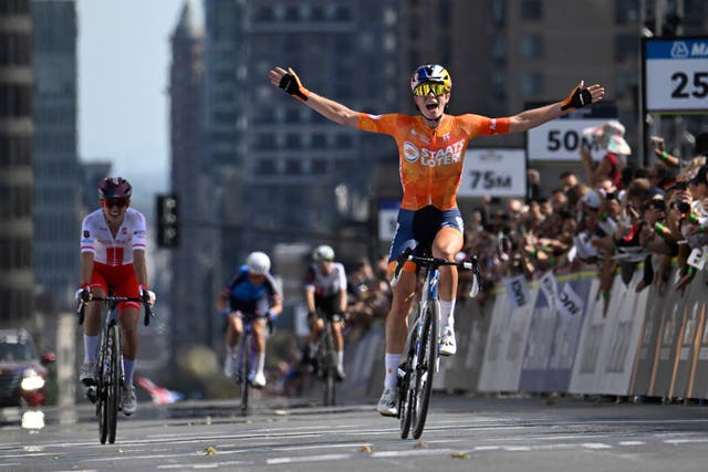 Vollering Outsprints Niewiadoma to Capture First Worlds Rainbow Jersey