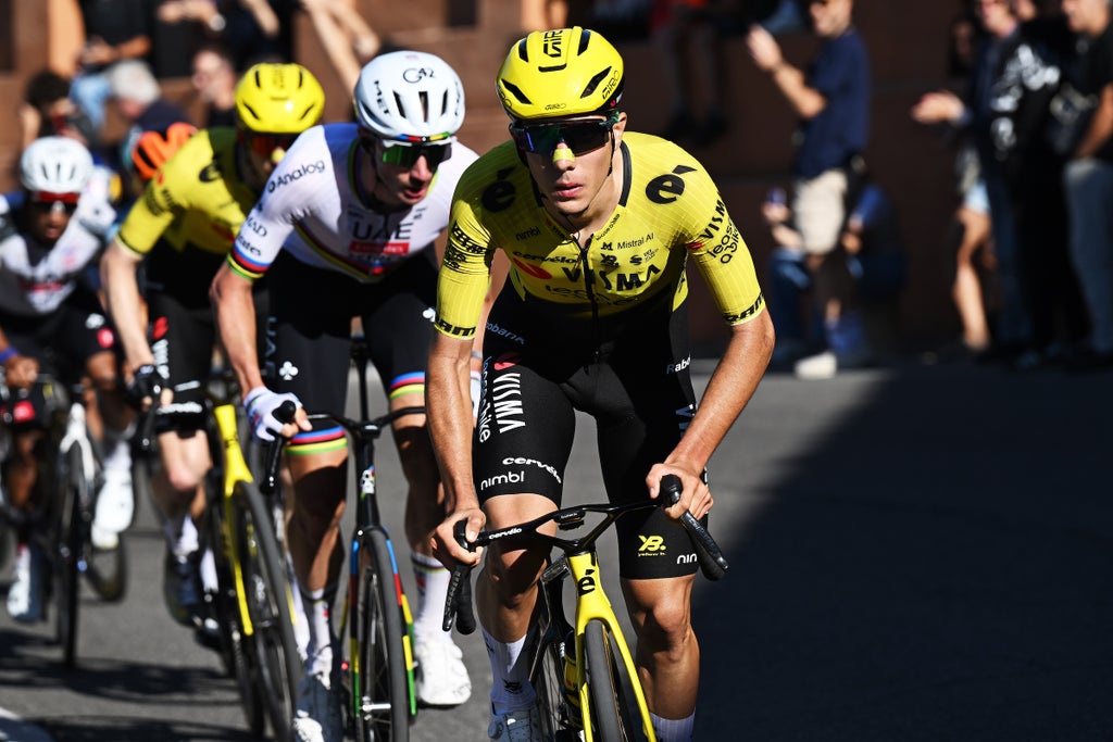 Davide Piganzoli (Visma-Lease a Bike) leads world champ Brandon McNulty (UAE Team Emirates - XRG) during the Giro